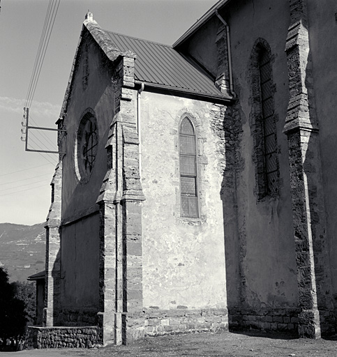 Chapelle de la Vierge. Vue extérieure prise du sud-est. Noter le pignon découvert avec rampants en tuf.