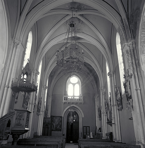 Vue intérieure prise du choeur vers la nef. ; Le Villar. Eglise paroissiale Saint-Martin-de-Tours. Vue intérieure prise du choeur vers la nef.