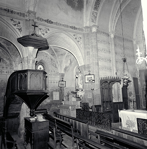 Vue intérieure prise de la porte d'entrée vers la chapelle de la Vierge.