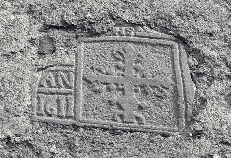 Inscription récupérée sur l'ancienne chapelle du Chazelet qui a brûlé en 1858 : IHS ? L'an 1611.