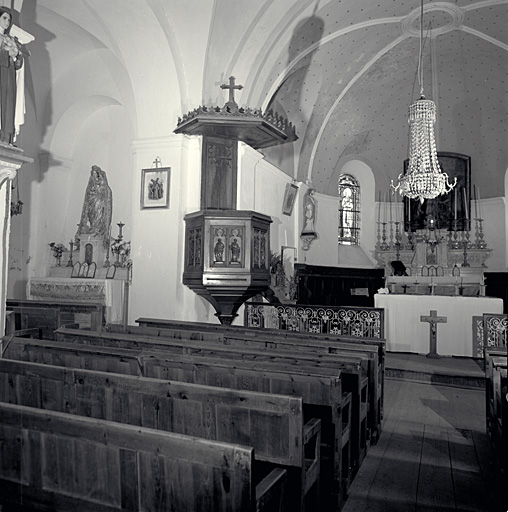 Vue intérieure oblique prise vers la chapelle de la Vierge.