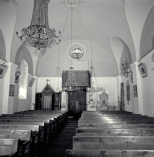 Vue intérieure prise du choeur vers la nef.