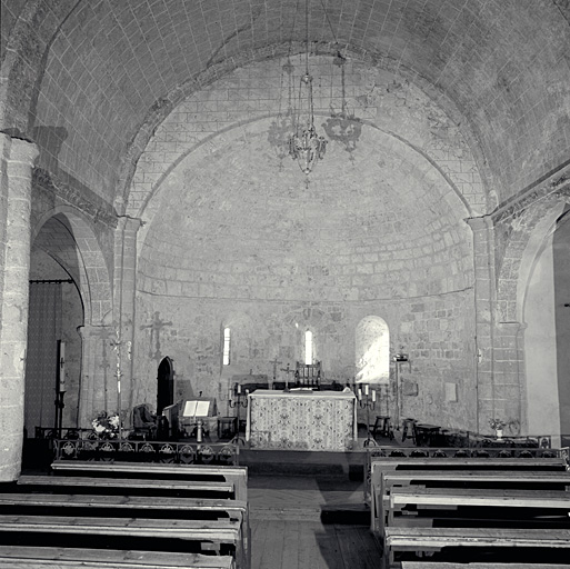 Vue intérieure prise de la nef vers le choeur.