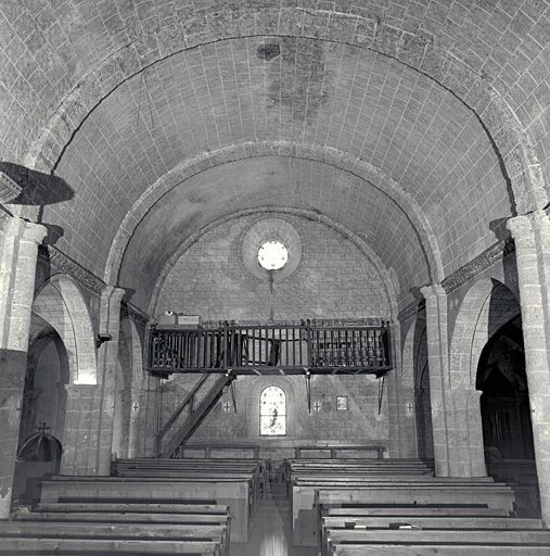 Vue intérieure prise du choeur vers la nef. Au fond, la tribune.