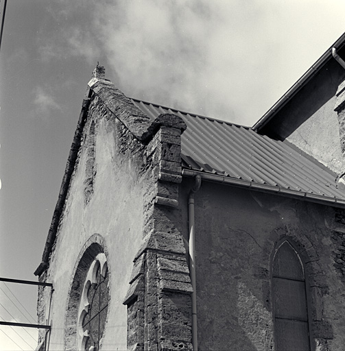 Pignon de la chapelle de la Vierge : chaînages et rampant en tuf.