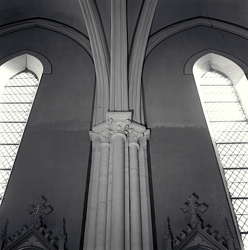 Chapiteaux des pilastres et colonnes séparant les travées.