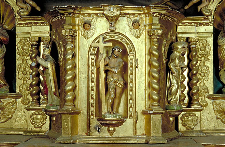 Retable en bois doré. Tabernacle du corps supérieur : Christ de pitié.