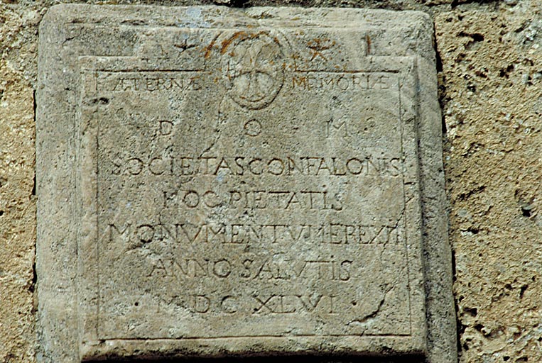 Inscription placée au-dessus de la porte du mur est.