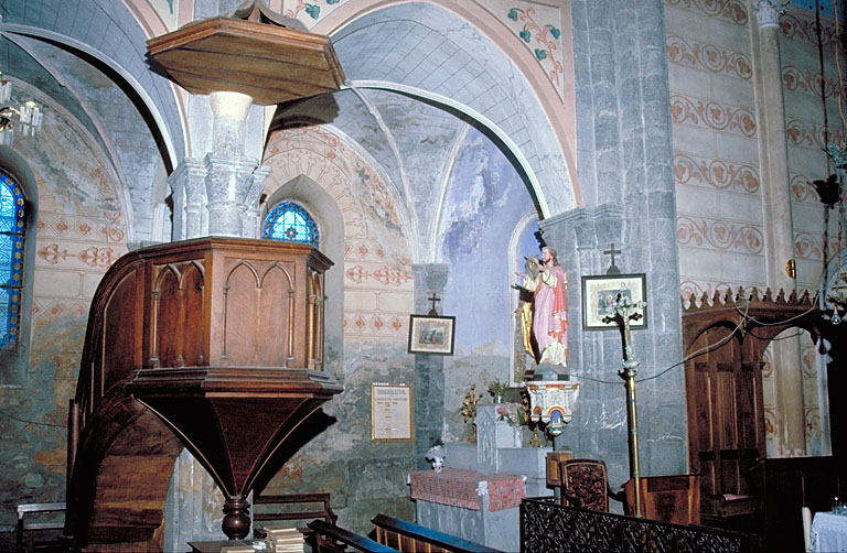 Vue de la porte d'entrée vers la chapelle de la Vierge.