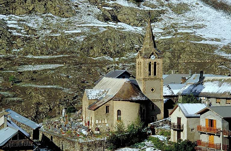 Vue de situation prise du sud-est au mois de septembre. ; La Grave. Le Chazelet. Eglise paroissiale de l'Invention de la Croix. Vue de situation prise du sud-est au mois de septembre.