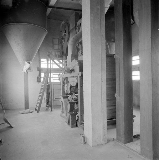 Salle de remplissage des silos avec mécanisme roulant de remplissage des trappes.