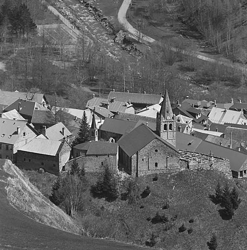 L'église et la chapelle des Pénitents. Vue prise du nord-ouest.