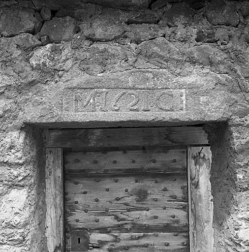 Porte de chambre au Chazelet (parcelle 132). Le linteau monolithe porte l'inscription M 1621 C sculptée en réserve.