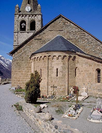 Le pignon est, le chevet et la sacristie. Noter la reprise de construction sur le pignon.