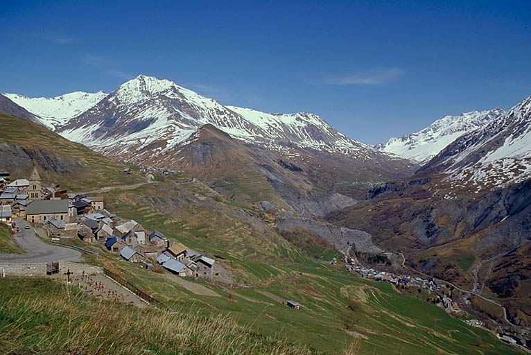 La vallée de la Haute-Romanche. Vue générale prise des Terrasses.