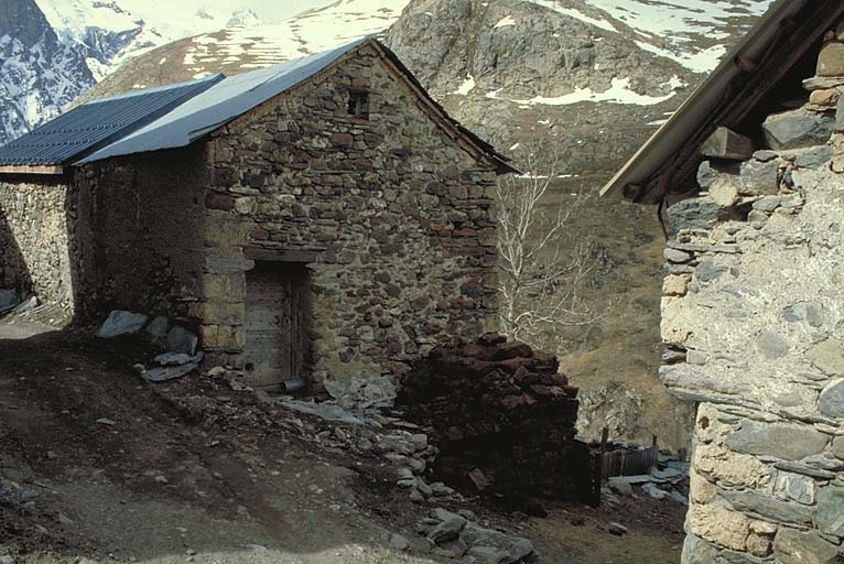 La deuxième chambre, située en face de la maison. Noter le linteau sur coussinets, grossièrement ébauché, et l'utilisation du tuf qui n'apparaît pas à la base des murs.