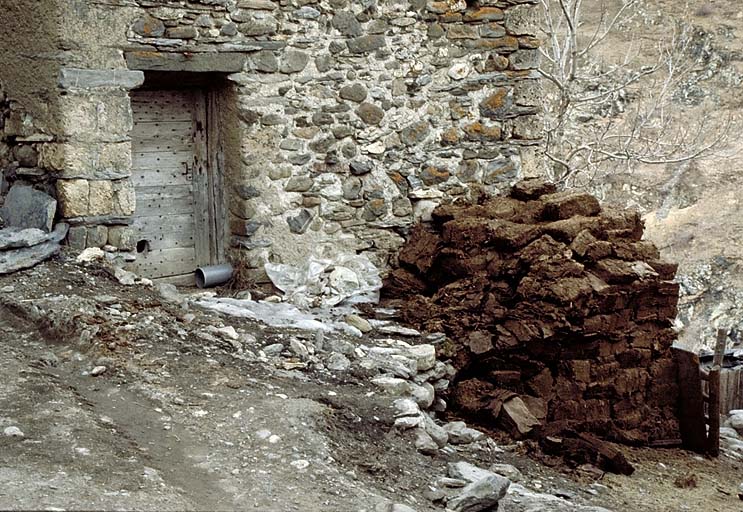 La deuxième chambre, située en face de la maison. Noter le linteau sur coussinets, grossièrement ébauché, et l'utilisation du tuf qui n'apparaît pas à la base des murs.