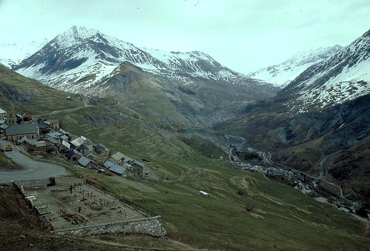 Le village de la Grave et les Terrasses, vue de la vallée prise de l'ouest.