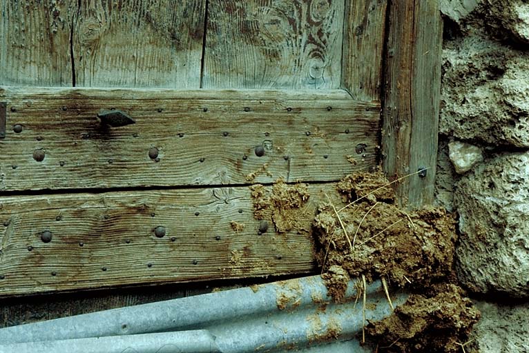 Le Chazelet. . Ferme. Porte de la grange colmatée avec de la bouse de brebis.