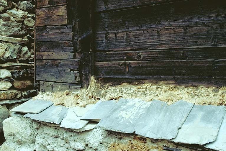 La Grave, écart du Chazelet : porte de resserre colmatée avec de la bouse de brebis.