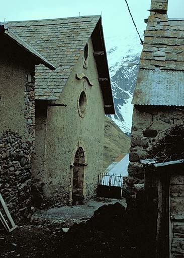 Dans le village, une rue vers l'église.