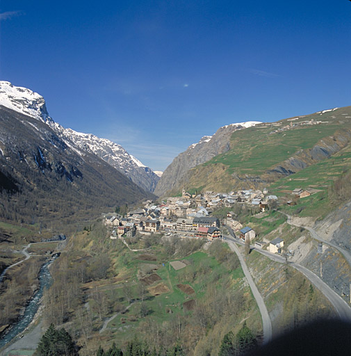Village. Vue prise de l'est.