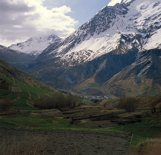 Vue générale du terroir de La Grave au-dessus du chef-lieu. Noter les champs aménagés en terrasses séparés par des talus.