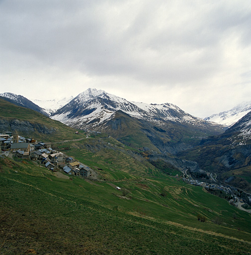 La vallée de la Haute-Romanche. Vue générale prise des Terrasses.
