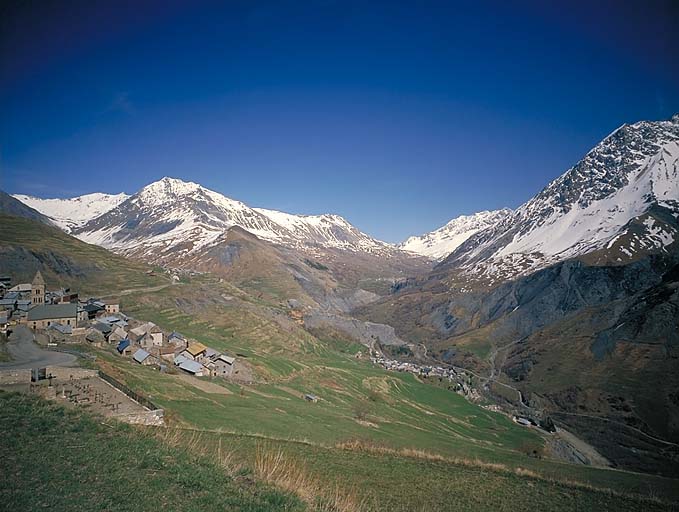 La vallée, la route du Lautaret et les Terrasses.