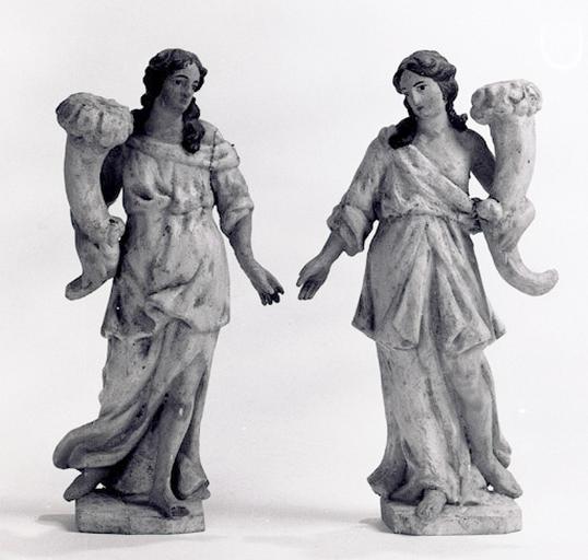 2 statues, luminaires (2) (statuettes) : Anges porte-flambeau (n° 3).