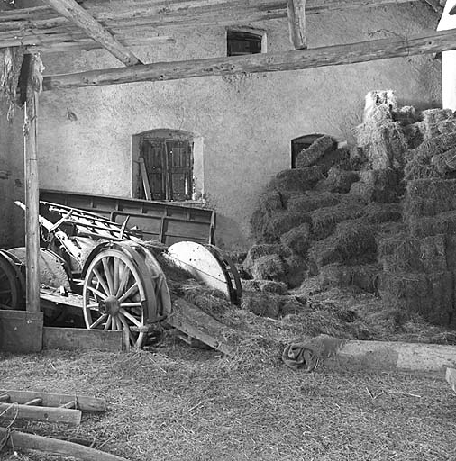 La grange. Vue vers le mur ouest.