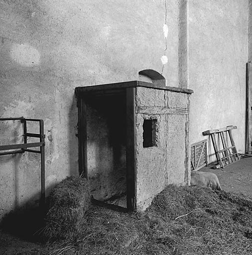 Dans la grange, la cage de l'abat-foin qui sert également de cage d'escalier.