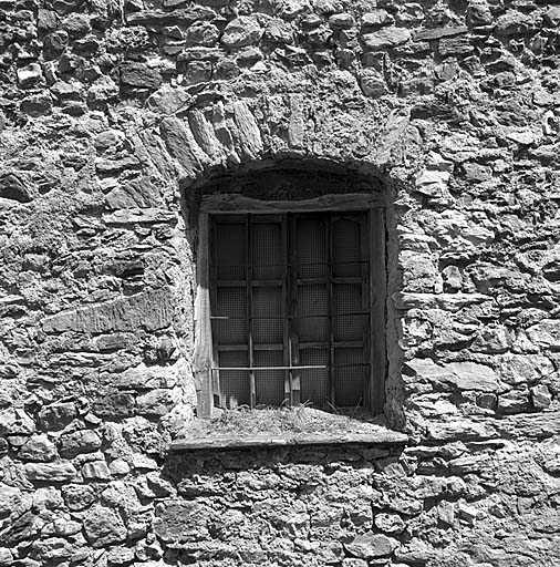 Fenêtre du rez-de-chaussée de la façade ouest.