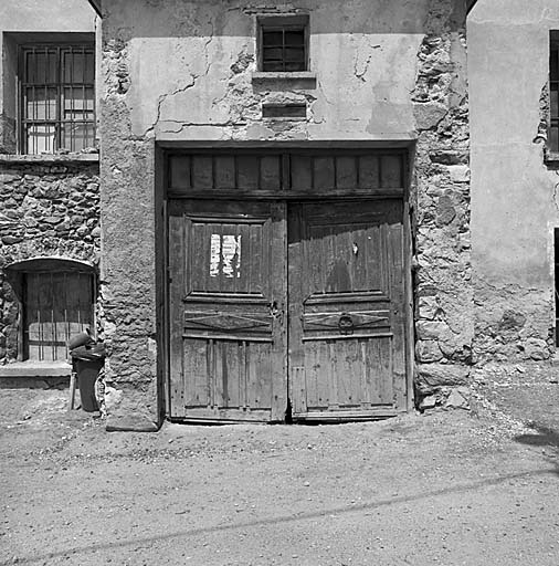 Menuiserie de la porte du porche. Détail.