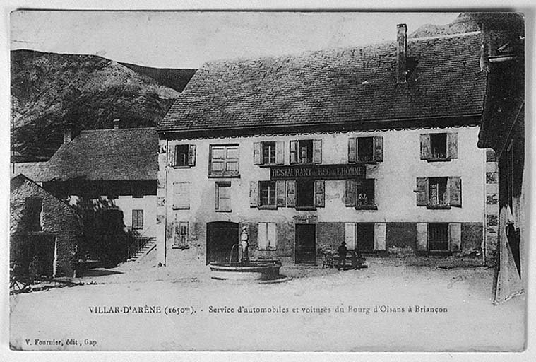 Villar d'Arène (1650 m). Service d'automobiles et voitures du Bourg d'Oisans à Briançon. [La façade ordonnancée est peinte de deux couleurs. Une frise souligne la base du toit et les chaînes d'angle sont peintes d'un faux appareil.]