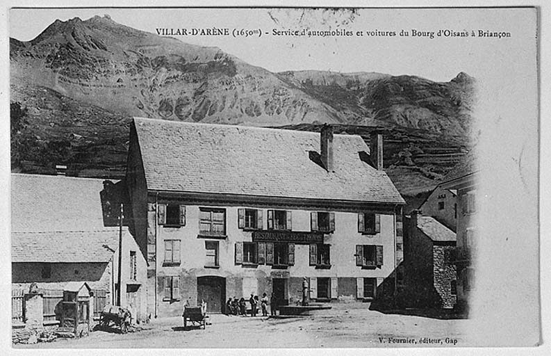 Villar d'Arène (1650 m). Service d'automobiles et voitures du Bourg d'Oisans à Briançon. [L'auberge au début du XXe siècle. La porte actuelle du café à droite n'existait pas. La porte de l'écurie à gauche a été transformée en fenêtre. Noter les deux baies fenières au-dessus de la porte de l'écurie.] ; Villar d'Arène (1650 m). Service d'automobiles et voitures du Bourg d'Oisans à Briançon. [L'auberge au début du XXe siècle. La porte actuelle du café à droite n'existait pas. La porte de l'écurie à gauche a été transformée en fenêtre. Noter les deux baies fenières au-dessus de la porte de l'écurie.] ; Villar d'Arène (1650 m). Service d'automobiles et voitures du Bourg d'Oisans à Briançon. [L'auberge au début du XXe siècle. La porte actuelle du café à droite n'existait pas. La porte de l'écurie à gauche a été transformée en fenêtre. Noter les deux baies fenières au-dessus de la porte de l'écurie.]