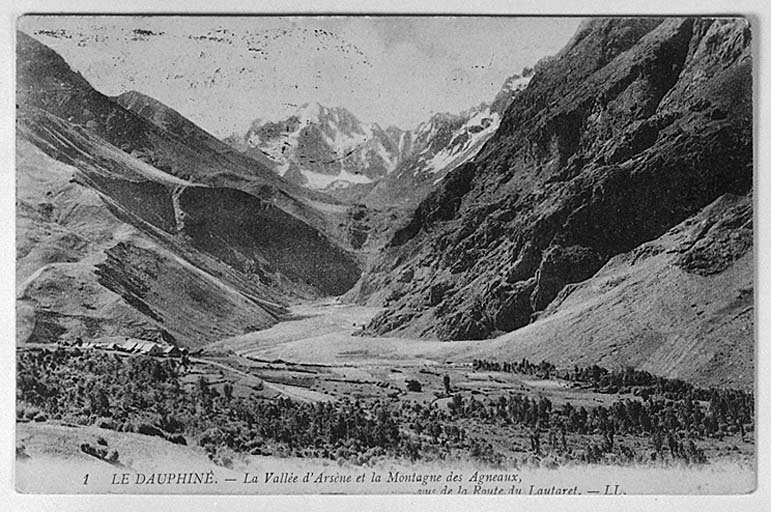 Le Dauphiné. La Vallée d'Arsène et la Montagne des Agneaux, vus de la Route du Lautaret.