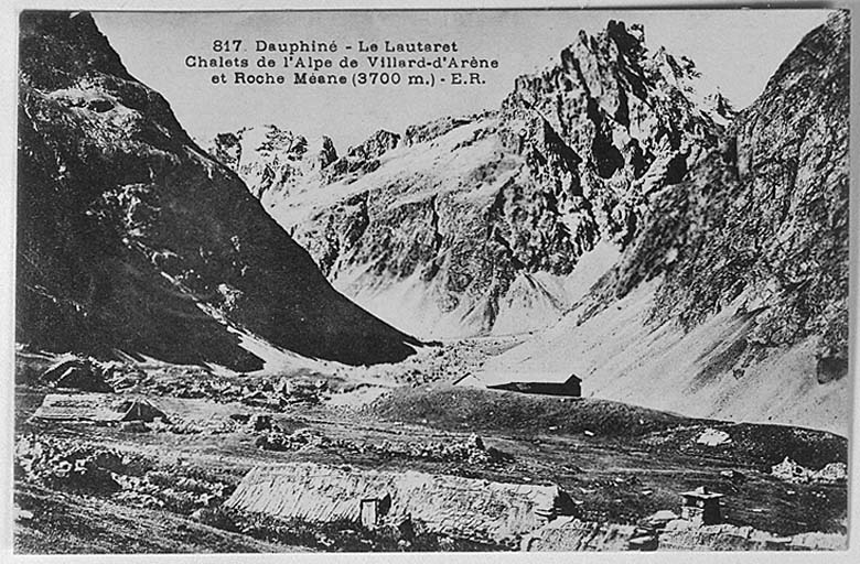 Dauphiné. Le Lautaret Chalets de l'Alpe de Villard-d'Arène et Roche Méane (3700m). [Noter les toitures en chaume des chalets encore existants et les nombreuses ruines.]