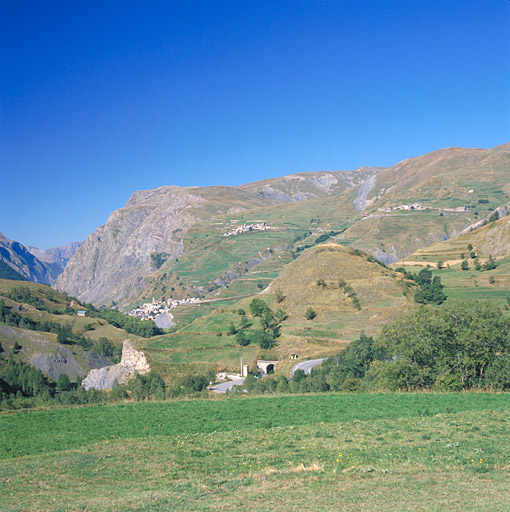 Le village. Vue d'ensemble de la rive droite, prise de l'est.