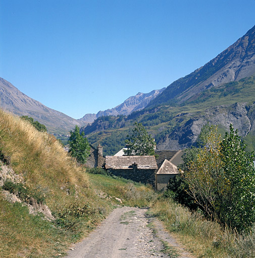 Entrée nord-ouest du village avec la chapelle Notre-Dame-de-Pitié.