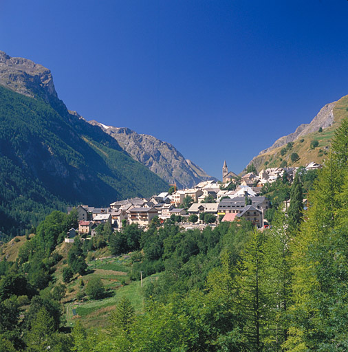 Le village. Vue prise de l'est.