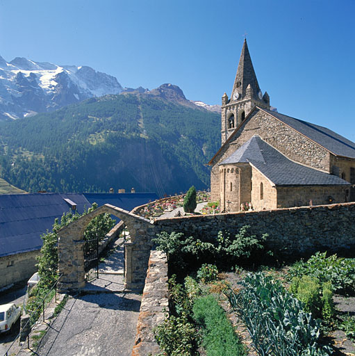 L'église paroissiale et le portail sud du cimetière.