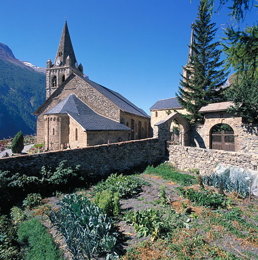 L'église paroissiale et la chapelle des Pénitents. Les portails du cimetière et celui du presbytère. ; L'église paroissiale et la chapelle des Pénitents. Les portails du cimetière et celui du presbytère.