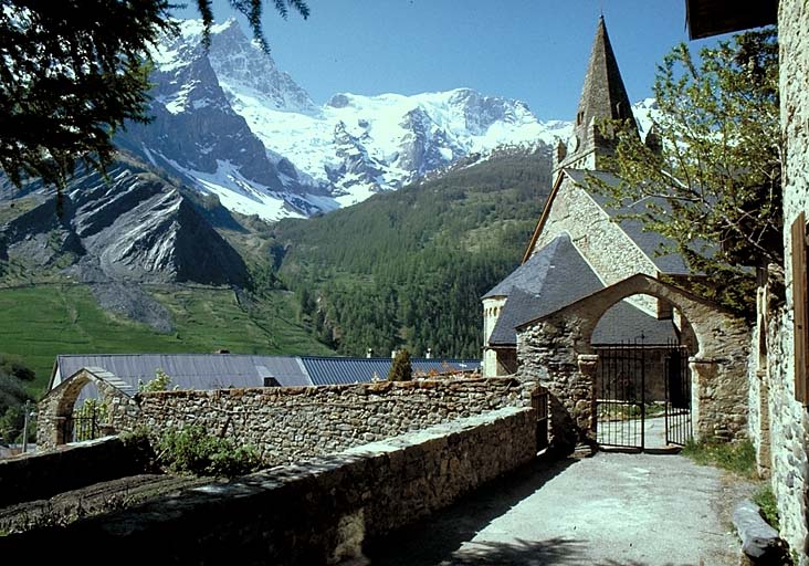 Vue de volume prise du nord-est avec le portail nord du cimetière.