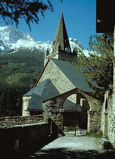 Vue de volume prise du nord-est avec le portail nord du cimetière.