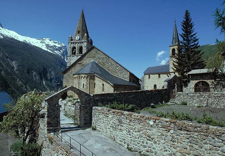 Vue de volume prise de l'est avec le portail sud. ; L'église paroissiale et la chapelle des Pénitents. Les portails du cimetière et celui du presbytère.