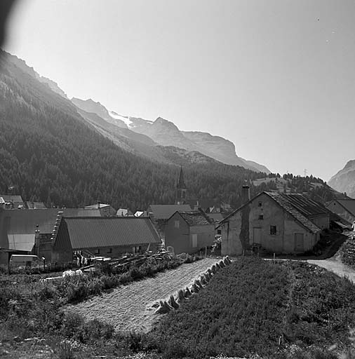 Moisson d'un champ de seigle aux abords du Villar-d'Arêne.