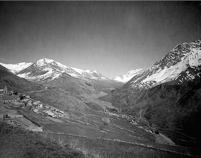 Les Terrasses et la route du Lautaret, vue prise du nord-ouest.