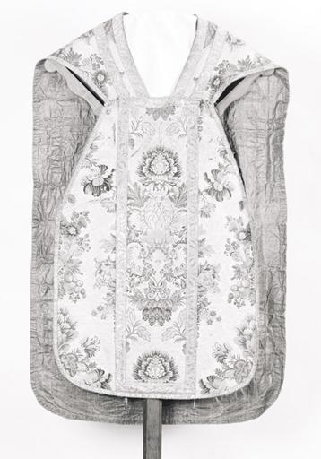 Vue d'ensemble du devant de la chasuble.