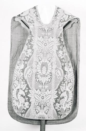 Chasuble, étole, voile de calice (ornement vert) (n° 1).